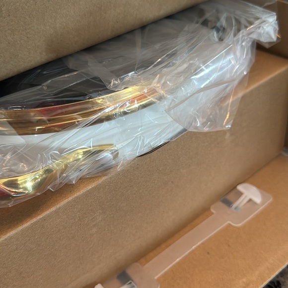 Paris Hilton White Dutch Oven with Glass Lid - Picture 8 of 9